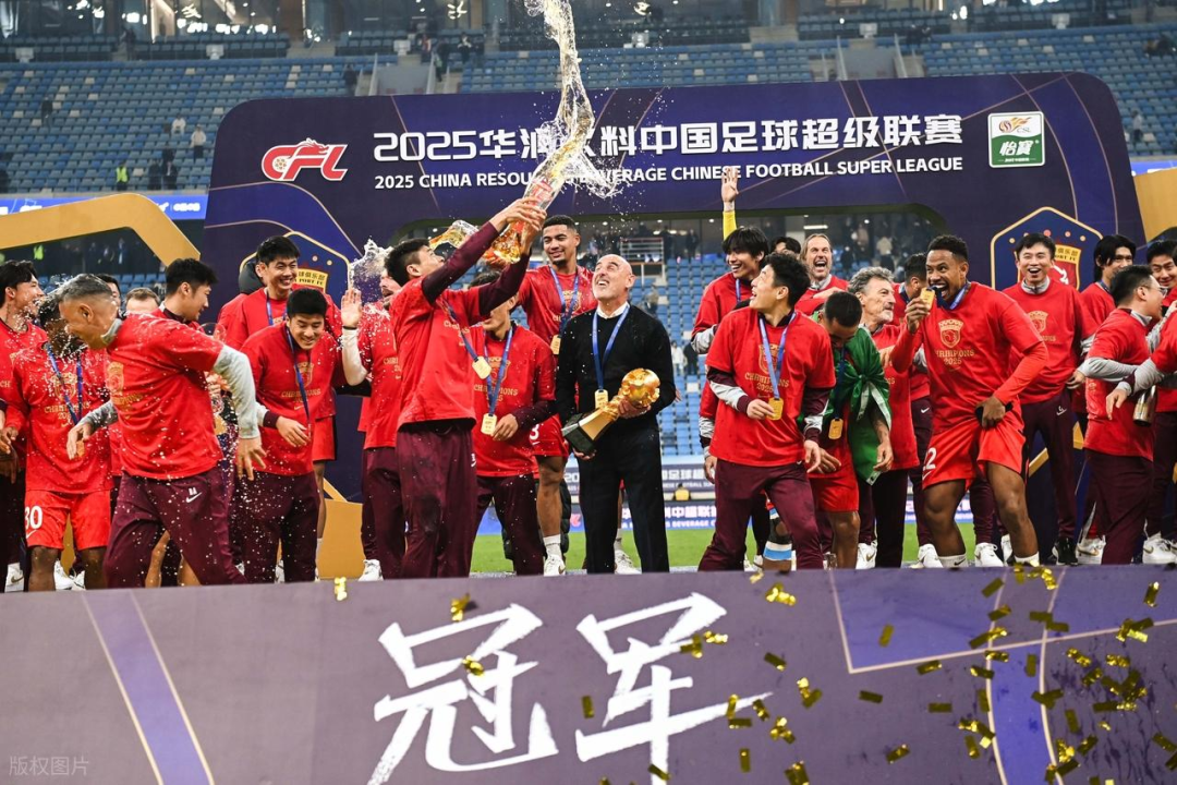 开云下载-上港0比6惨败泽尼特，或让球队中卫加速引进新外援，值得期待